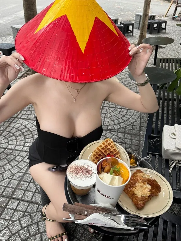 Ly cà phê 200k có đắt không?